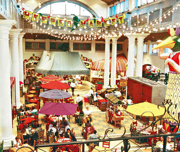 En inomhusmarknad med sittplatser, färgglada paraplyer och dekorationer, samt tecken som säger 'Pepper Market'. (AI-genererad text)