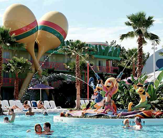 Poolområde med palmer och tecknade figurer som dekoration. (AI-genererad text)