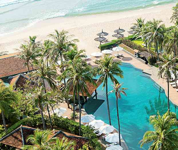 Bild av en tropisk beachresort med pool, parasoll, palmer och närhet till havet. (AI-genererad text)