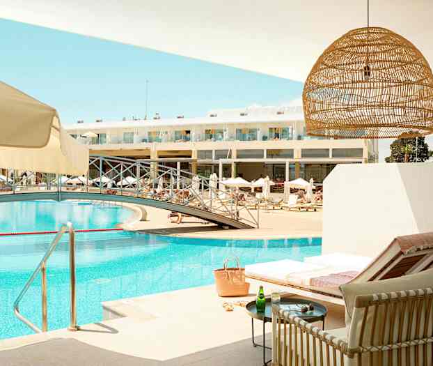 Prime Pool Suite 2 rum, terrass med direkt poolaccess till hotellets pool