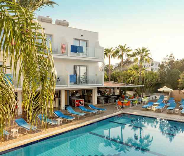 Utomhuspoolområde vid ett hotell, med solstolar och parasoller. (AI-genererad text)