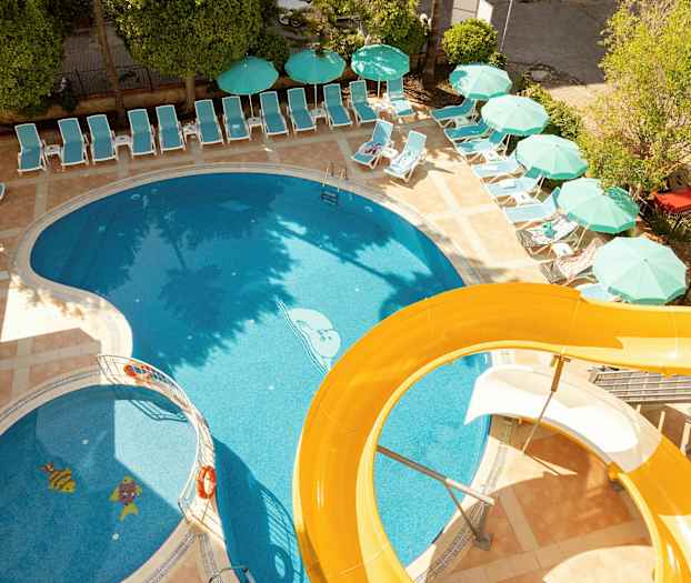 En utomhuspool med solstolar, parasoller och en gul vattenrutschkana. (AI-genererad text)