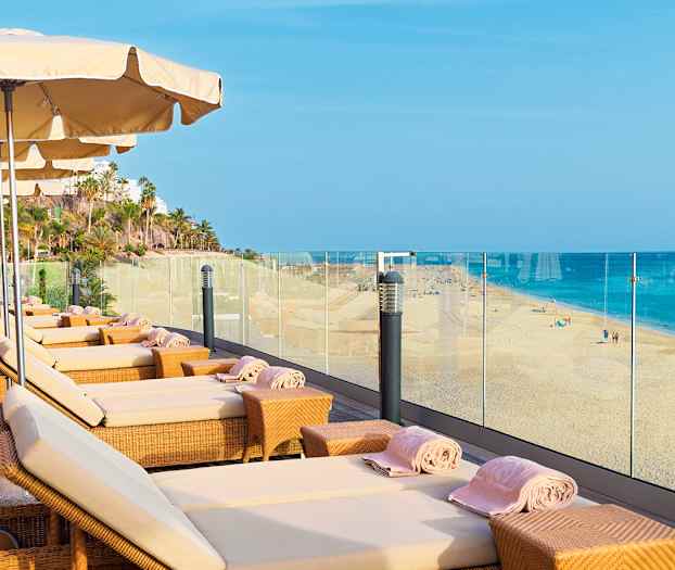 Här kan du koppla av i en solstol och njuta av den vackra havsutsikten