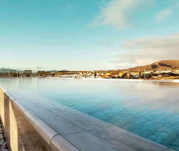 Poolen på takterrassen är enbart för gäster med All Inclusive