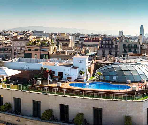 Under sommarmånaderna öppnar hotellets takterass upp