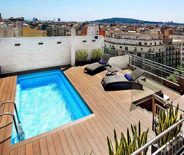 Hotellets takterrass med mindre pool