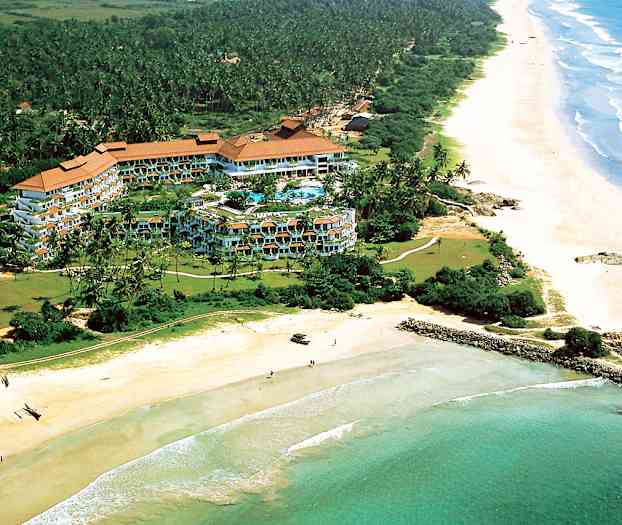 Stranden och Indiska oceanen ligger precis utanför hotellområdet