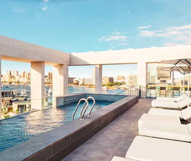 Takterrass med pool och poolbar