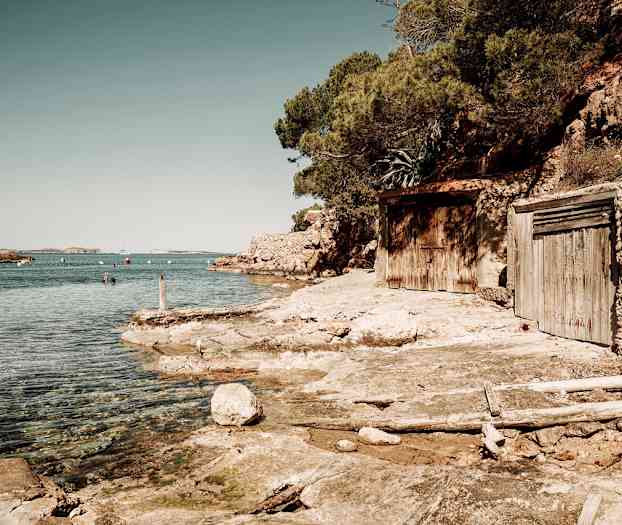 Längs kusten, utanför hotellets omgivningar