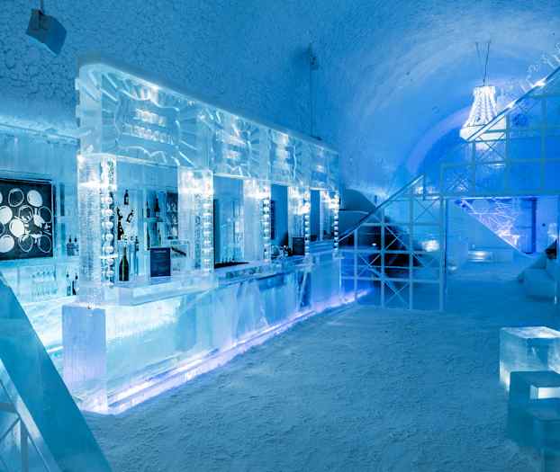 Icebar. Design av Mathieu Brison & Luc Voisin. Icehotel 365. Foto av Asaf Kliger