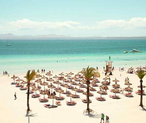 Stranden utanför resorten är bred, milslång och täckt med kritvit sand