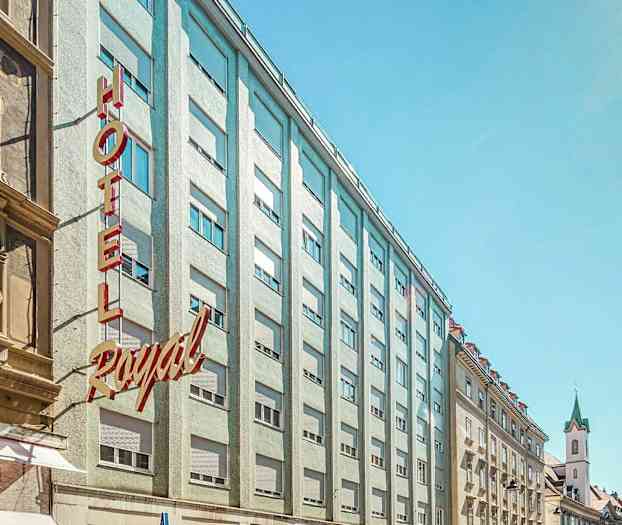 Bild av en stadsgata med hotellfasad och byggnader runt omkring. (AI-genererad text)