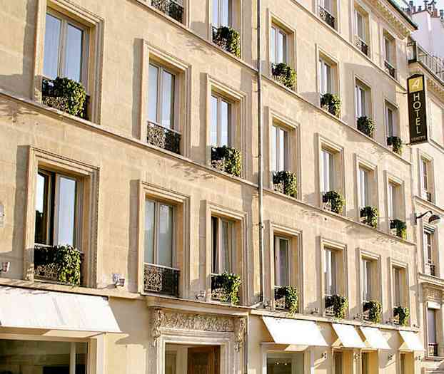 Fasad av ett flervåningshotell med fönster och balkonger dekorerade med grönska. (AI-genererad text)