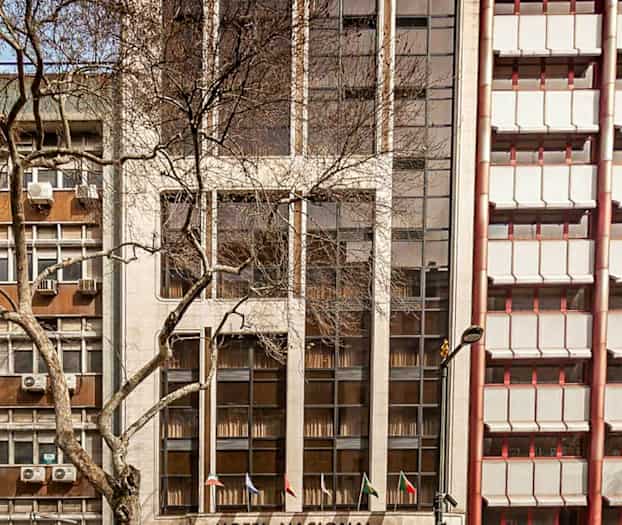 En byggnad med skylttexten 'Hotel Nacional' på fasaden. (AI-genererad text)