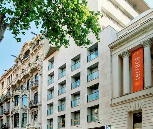 En gata med flera byggnader, inklusive ett hotell med skylt "Citadines" och andra arkitektoniska stilar. (AI-genererad text)