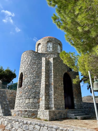 Kyrka på väg till Agios Ioannis-grottan
