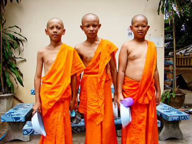 Unga pojkar kan när som helst bli noviser i templen, men för att bli munk måste man fyllt 20 år
