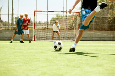 Barn spelar fotboll