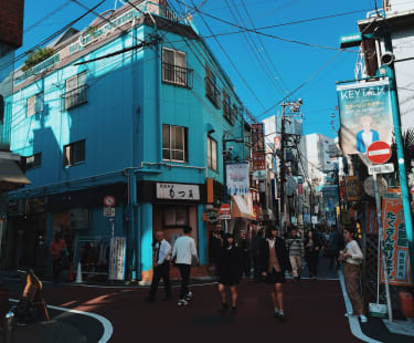 Färgglada hus längs Tokyos gator