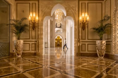 Den lyxiga nteriören på hotellet Marsa Malaz Kempinski i Doha, med marmorgolv och ett orientaliskt valv.