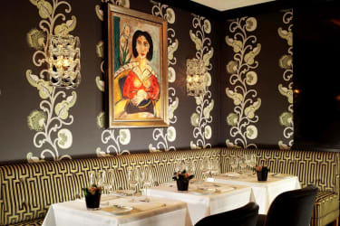 Modern inredning och dukade bord på restaurangen Seven Park Place på St. James's Hotel i London.