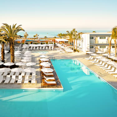 Poolområdet på Ocean Beach Club Cypern