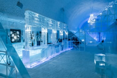 Icebar by Icehotel Jukkasjärvi. Design Luc Voisin & Mathieu Brison. Foto Asaf Kliger.