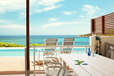 Hotellterrass med solstolar och Swim Out på Sunwing Kallithea Beach.