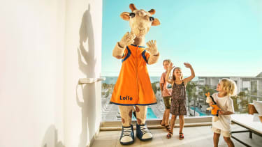 Lollo och tre barn leker på en hotellbalkong på Ocean Beach Club.