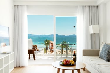 Hotellrum med balkong och utsikt över Alcudia-bukten.