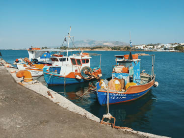 Fiskebåtar på Telendos som kommer med dagens middag