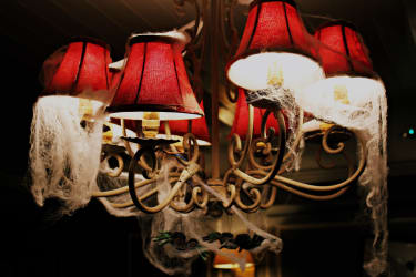 Rød taklampe med spindelvev