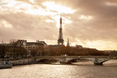 Floden Seine och Eiffeltornet i Paris