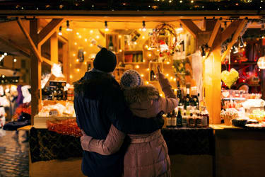 Par som kramas på Julmarknad i Wien