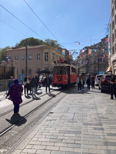 Den historiska spårvagnen på avenyn İstiklal Caddesi