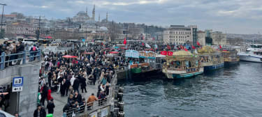 Folkmassor i Istanbul