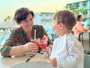 Lottie Knutson och hennes barnbarn dricker en drink