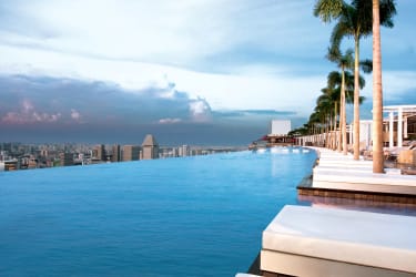 takterrass och infinitypool på lyxhotellet Marina Bay Sands i Singapore