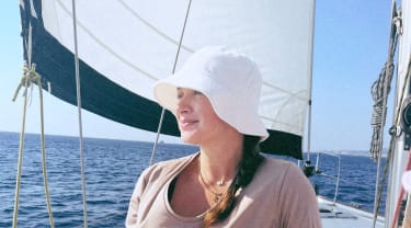 Claudia Galli Concha på en segelbåt
