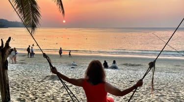 Kvinna gungar på stranden i Thailand