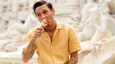 Man äter glass i Rom