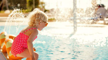 Barn i poolen på Sunwing