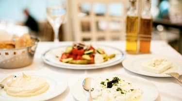 Klassisk grekisk mat i härlig miljö