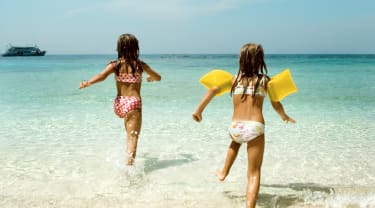 Två tjejer på stranden i Thailand