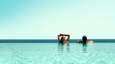 Två kvinnor i en pool - så väljer du rätt hotell för dig