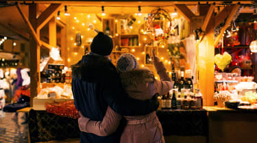 två personer som kramas på en julmarknad i Tallinn