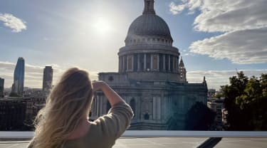 Kvinna kollar på byggnad i London