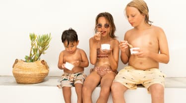 Tre barn äter glass