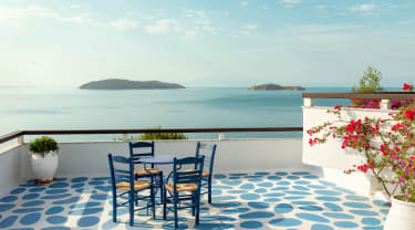 Vacker utsikt från grekisk balkong