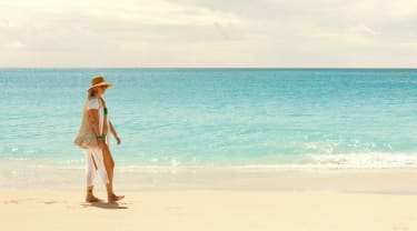 Kvinna går på stranden på Aruba